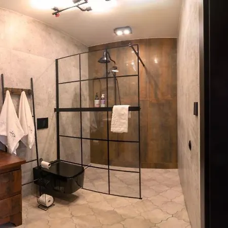 Ξενοδοχείο με διαμερίσματα Sky Roof 4*