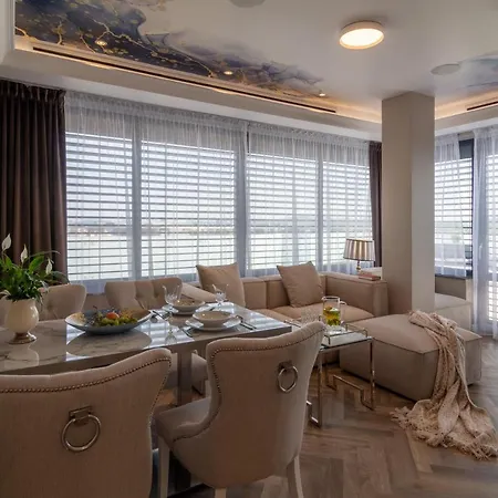 Sky Roof Apartmanhotel 4*